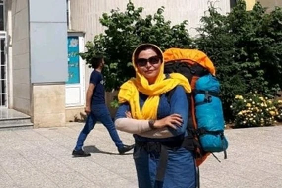 سيدة ايرانية تتسلق جبل في كردستان العراق + صور