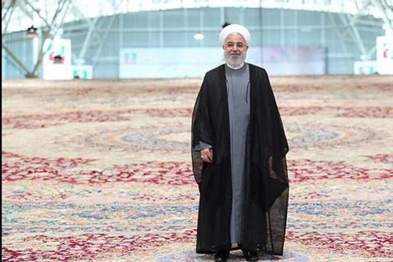 الرئيس الايراني يزيح الستار عن اكبر سجادة يدوية في العالم + صور
