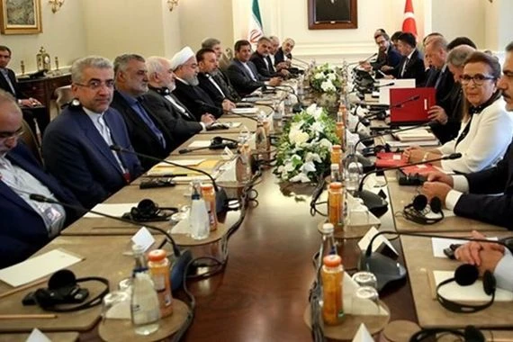الرئيس روحاني يؤكد إحراز تقدم جيد في تنمية التعاون الدفاعي الإيراني التركي