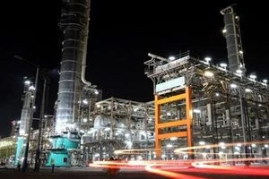 وزير النفط يتفقد منشات نفطية في محافظة هرمزكان