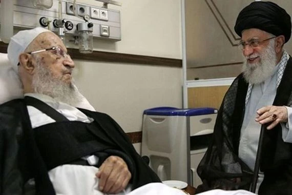 قائد الثورة يزور آية الله مكارم شيرازي في المستشفى + صور