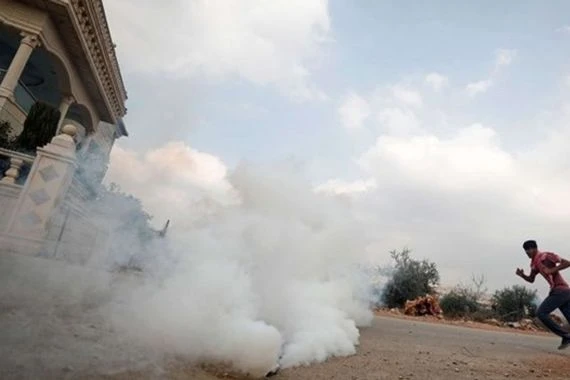 إصابات بالاختناق خلال مواجهات مع الجيش الإسرائيلي وسط الضفة الغربية