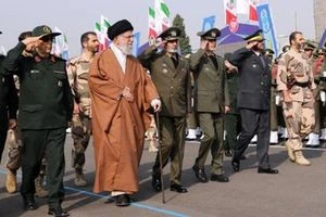 قائد الثورة يرعى مراسم تخريج دفعة جديدة من ضباط الجيش الايراني