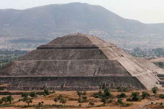 "أقدم وأكبر" الأهرامات ليست في مصر بل في...