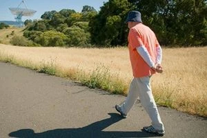 السير 10 دقائق يوميا يمنع الإعاقة في الشيخوخة