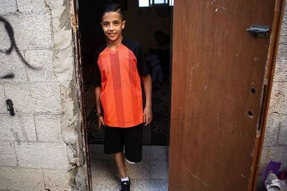 شاهد: طفل فلسطيني مبتور الساق يمارس كرة القدم