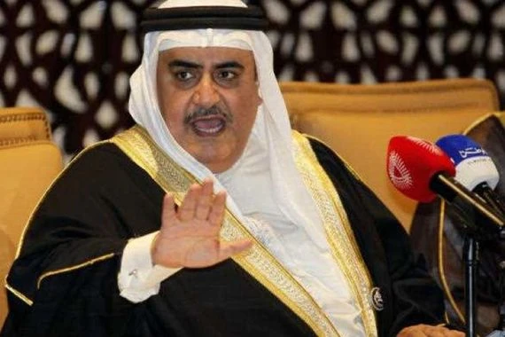 بالفيديو.. فنان عراقي شهير يتظاهر مع ولده امام سفارة البحرين