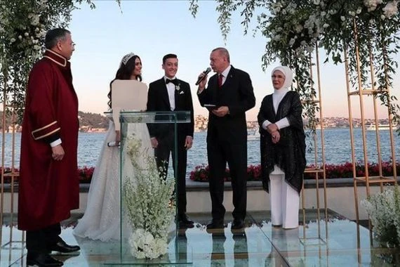 ما لاتعرفه عن زوجة مسعود اوزيل عراقية الأصل !