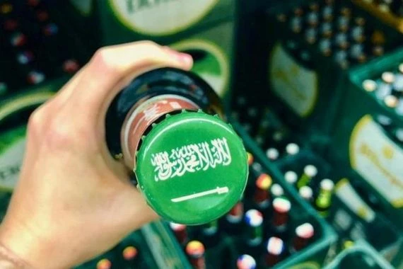 بلومبيرغ: السعودية تتجه لرفع الحظر عن الكحول