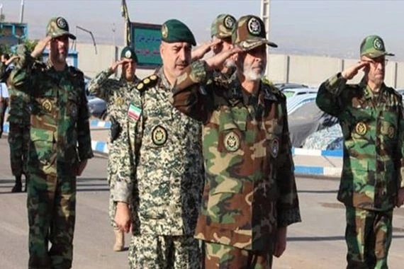 قائد الجيش الايراني يتفقد معسكرات للقوات البرية شمال غربي البلاد
