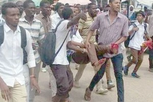 وقفة طلابية أمام وزارة العدل السودانية تنديدا بحادثة الأبيض