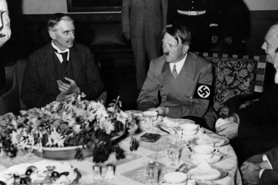 ماذا تعرف عن القصة المذهلة لمتذوقات طعام هتلر؟