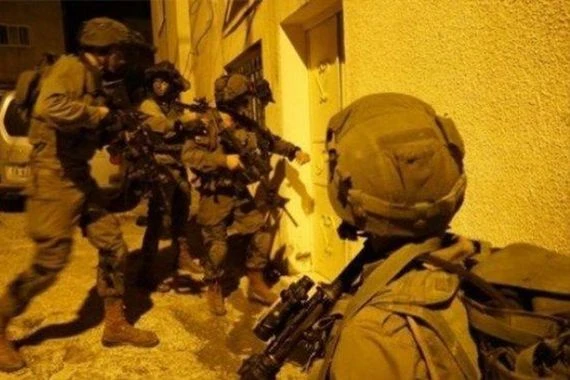 كيان الإحتلال يعتقل 12 فلسطينيا بالضفة الغربية