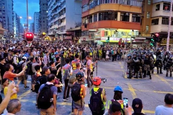 محتجو هونج كونج يخططون لاعتصامات في مراكز التسوق