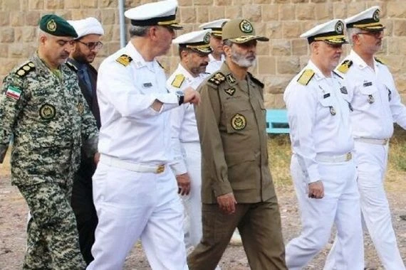 قائد الجيش الايراني يتفقد وحدات القوة البحرية في منجيل