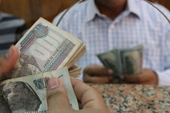 الجنيه المصري يتراجع مقابل الدولار في العقود الآجلة