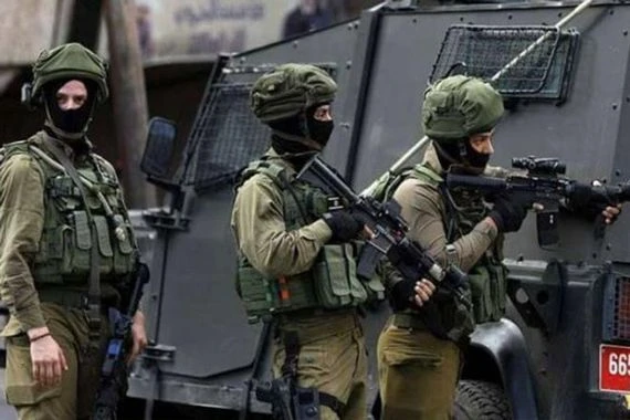 فلسطينيون يخترقون الحدود ويستولون على معدات لجيش الاحتلال