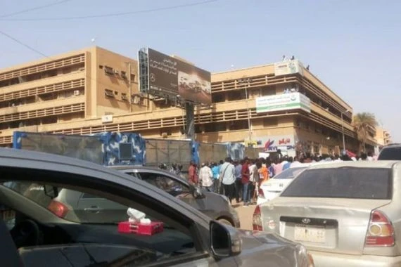 الشرطة السودانية تفض موكب طبول السلام أمام القصر الرئاسي