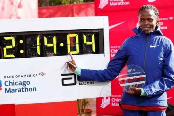 كينية تحطم الرقم القياسي لسباق الماراثون