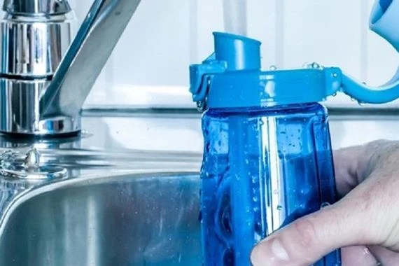 علماء يشددون على ضرورة تنظيف وغسل زجاجات المياه