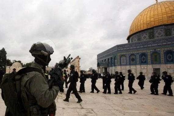 قوات الإحتلال تعتقل المصلين في المسجد الأقصى