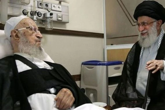 قائد الثورة يزور آية الله مكارم شيرازي في المستشفى