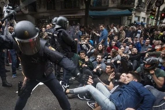 إسبانيا.. صدامات بين الشرطة ومحتجين يؤيدون استقلال إقليم كتالونيا