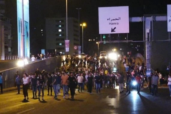 تظاهرات وتحرك شعبي في بيروت على وقع الضرائب الجديدة