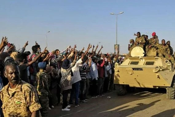 الجيش السوداني يدعو المواطنين إلى الابتعاد عن المواقع العسكرية