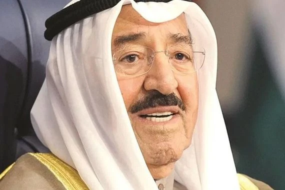 شاهد صورة جديدة لأمير الكويت مع حفيده بالزي العسكري