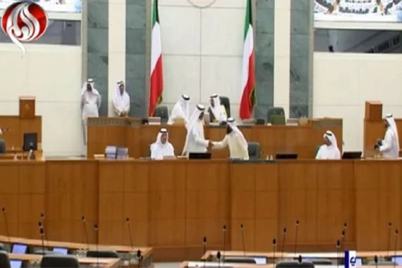 شاهد...رئيس مجلس الوزراء الكويتي يقدم استقالته والامير يقبلها