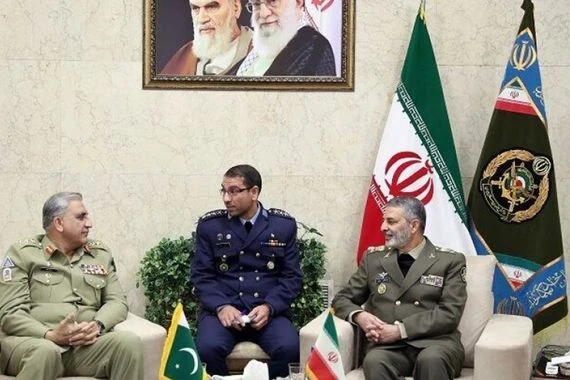 قائدا جيشي إيران وباكستان يبحثان توسيع التعاون الثنائي