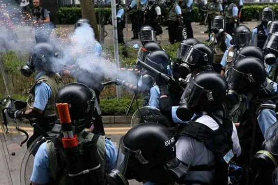 هونج كونج: رجال اطفاء يمنعون هروب المحاصرين عبر شبكة الصرف