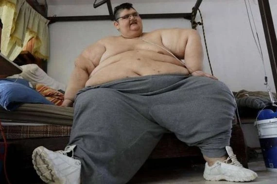 "أسمن" رجل في العالم.. "يفعلها أخيرا" ويمشي مجددا