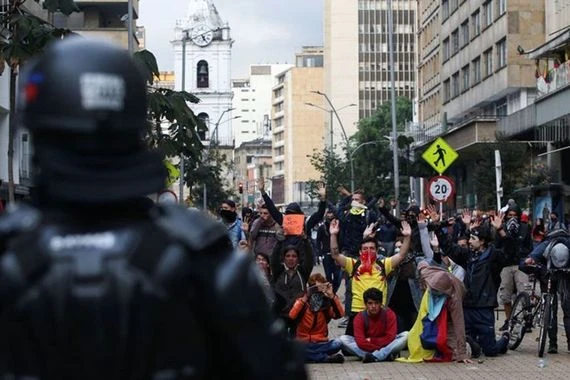 تظاهرات ضخمة مستمرة في كولومبيا ضد الحكومة والرئيس