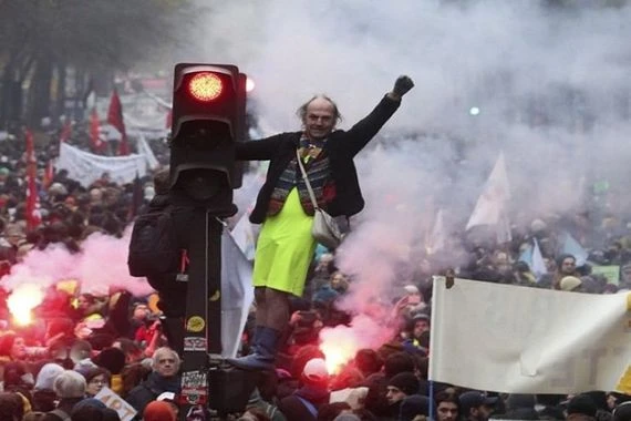 رئيس الوزراء الفرنسي يدعو إلي إنهاء الإضراب العام في البلاد