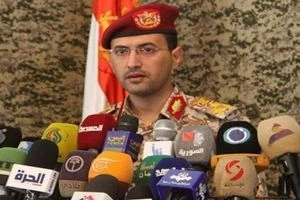 القوات اليمنية تستهدف معسكراً سعوديا بصاروخ بالستي