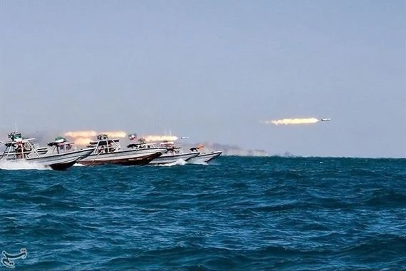 القوارب العسكرية الايرانية تحقق رقما قياسيا جديدا... سرعة تصل الى 90 عقدة بحرية