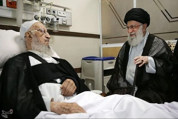 الامام الخامنئي يزور آية الله مكارم شيرازي في المستشفى+صور