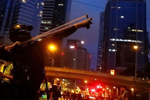 تجدد الاشتباكات بين المتظاهرين والشرطة في هونغ كونغ