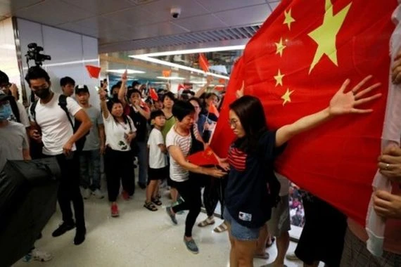 اشتباكات في احتجاجات هونغ كونغ بين المتظاهرين المتنافسين
