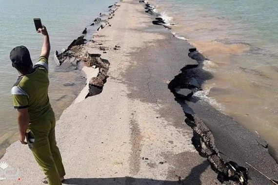 بالصورة.. هذا ما تبقى من طريق بحيرة حمرين الاستراتيجي