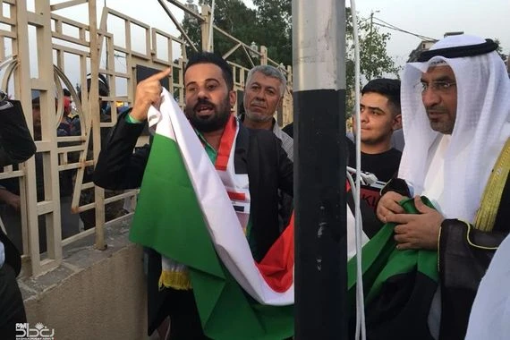 بالصور.. رفع العلم الكويتي فوق القنصلية في البصرة بمشاركة بصريين