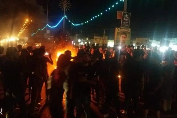 متظاهرون في قضاء الحمزة الشرقي يقطعون الطريق الرابط بين الديوانية والسماوة