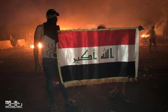 بالصور .. متظاهرون يقطعون سريع القناة في بغداد ويضرمون النار فيه