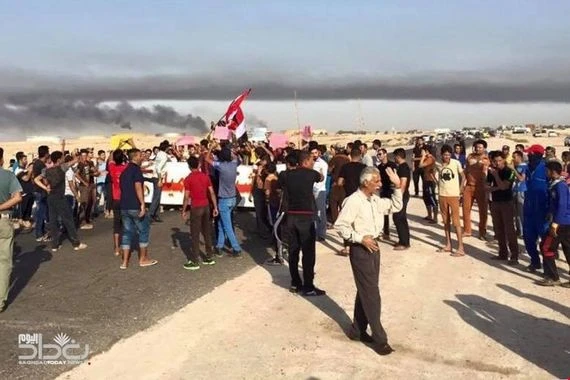 محتجون يقطعون طريق حقل الرميلة النفطي في البصرة
