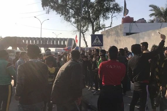 العشرات يتجمعون قرب تمثال العامل في البصرة استعداداً لانطلاق تظاهرة جديدة
