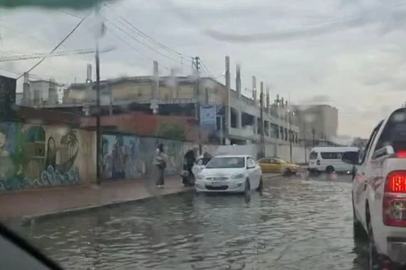 بعد موجة امطار الامس.. غرق عدة مناطق وشوارع في مركز البصرة (فيديو)