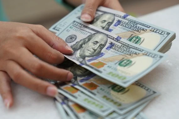 أسعار صرف الدولار تترنح والبورصات لا تزال متوقفة