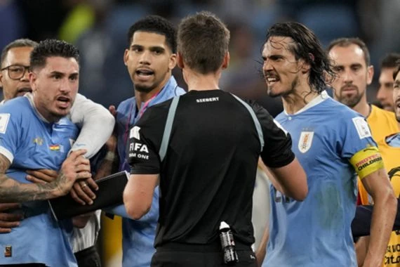 الفيفا يصدر عقوبات بالجملة على لاعبي أوروغواي بينهم كافاني